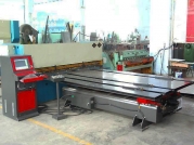 剪板機(jī)前送料機(jī)